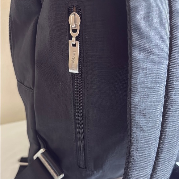 Baggallini Black Classic Travel Backpack Bag Pockets Zippers - Picture 5 of 15
